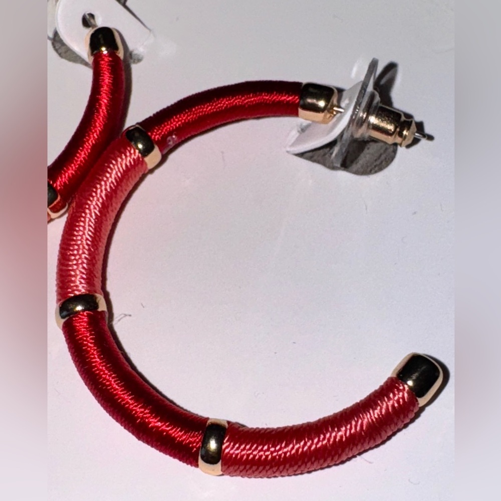 NEW-Time and Tru Women's Gold Tone Thread Wrap Hoop Earrings - Picture 3 of 3